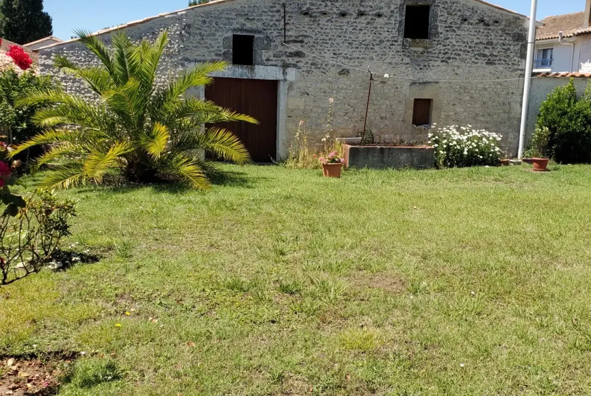Charmante maison charentaise avec dépendances et jardin proche Royan 