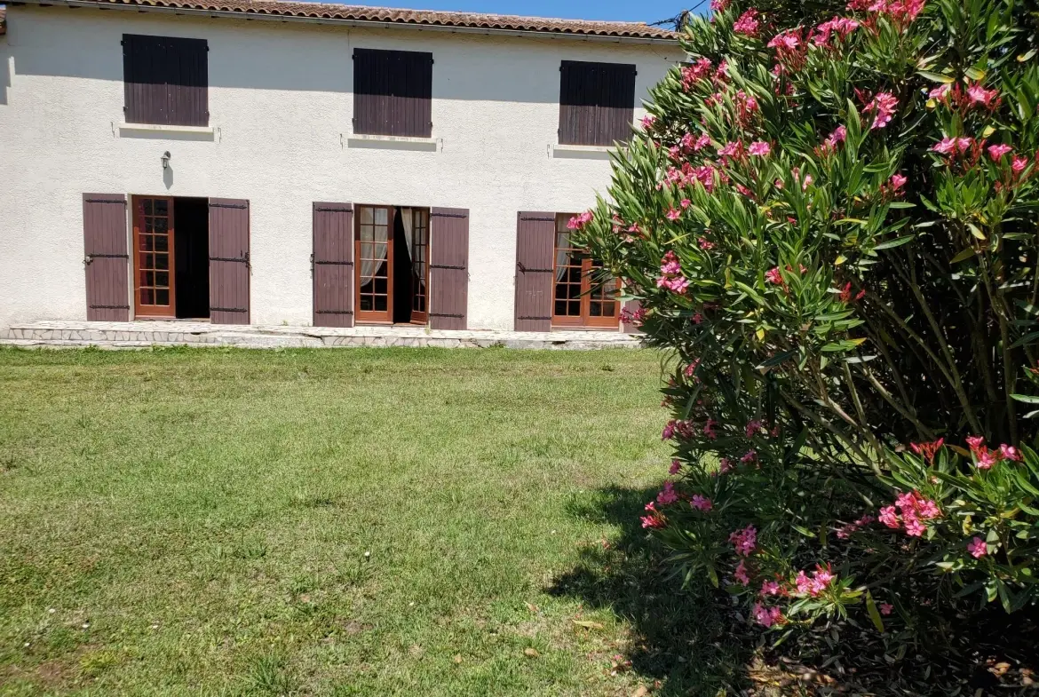 Charmante maison charentaise avec dépendances et jardin proche Royan 