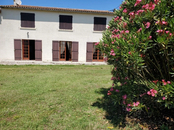 Charmante maison charentaise avec dépendances et jardin proche Royan