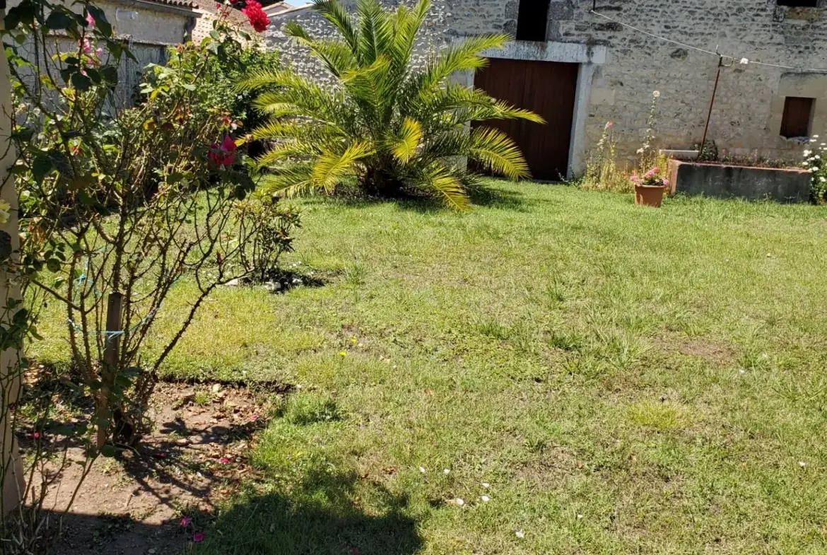 Charmante maison charentaise avec dépendances et jardin proche Royan 