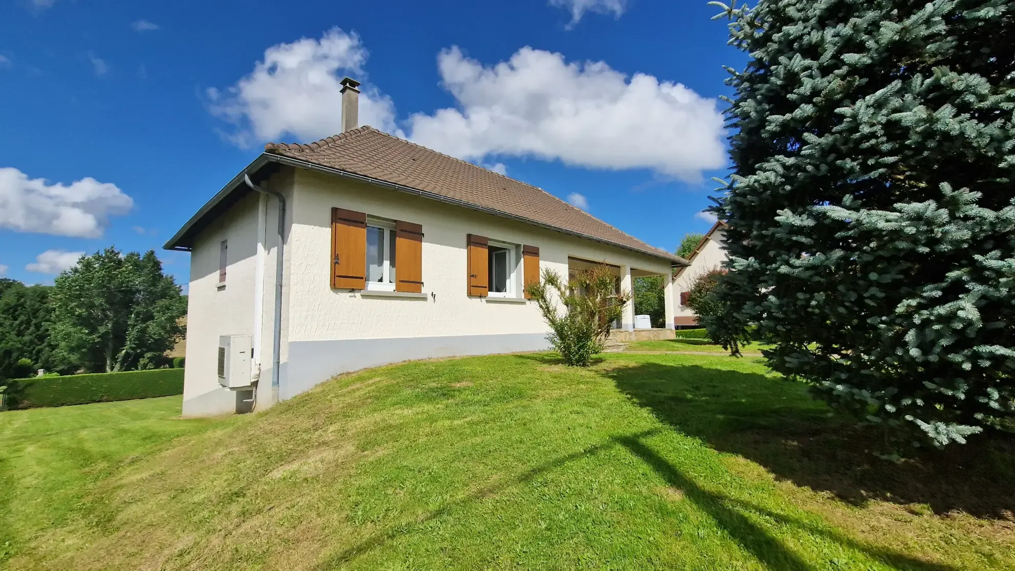 Maison indépendante rénovée à Lubersac avec terrain de 1200 m² et dépendance 