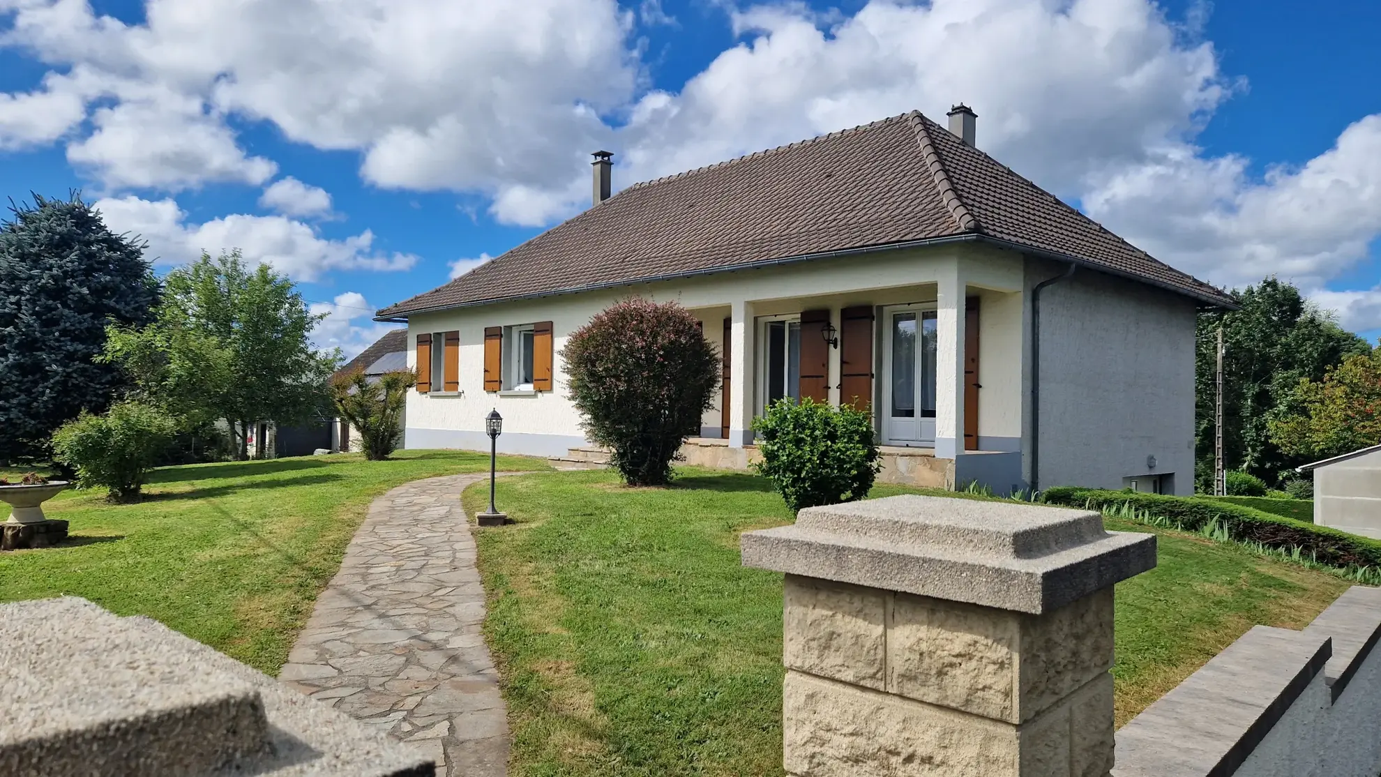 Maison indépendante rénovée à Lubersac avec terrain de 1200 m² et dépendance 