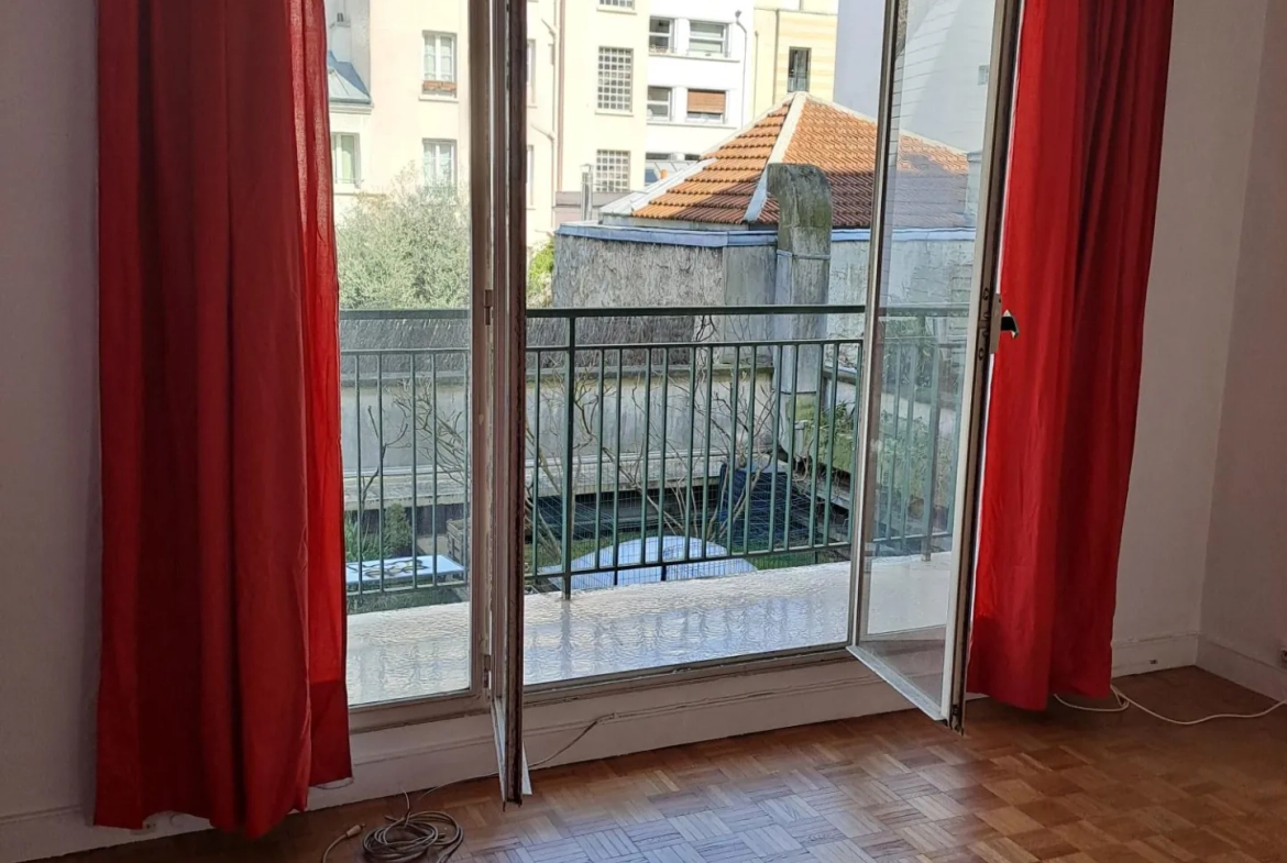 Studio à vendre de 25 m² à Paris 15 secteur Convention avec balcon 