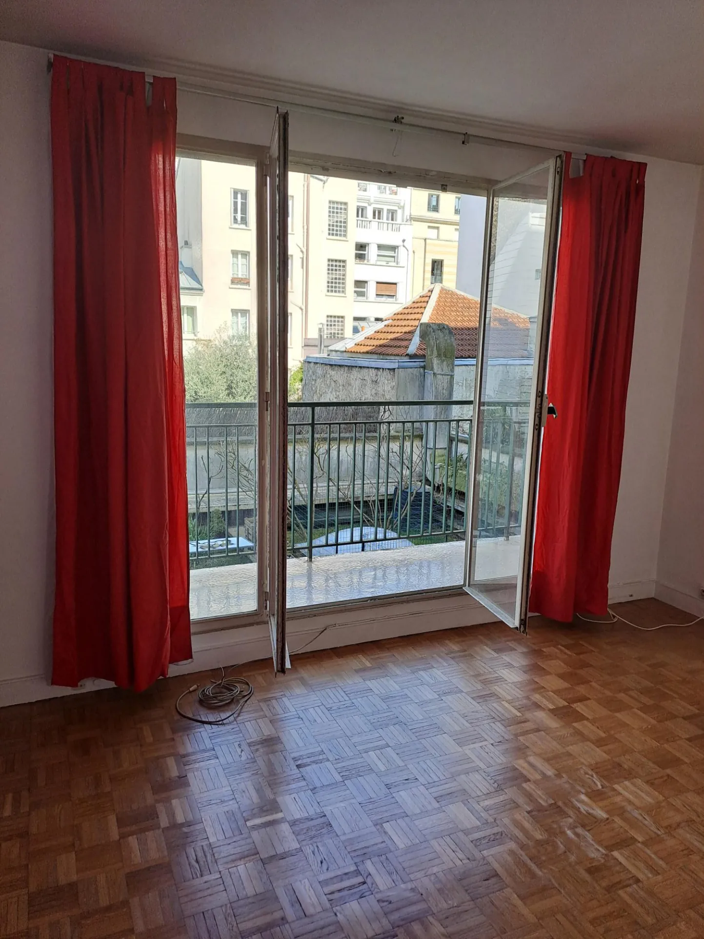 Studio à vendre de 25 m² à Paris 15 secteur Convention avec balcon 