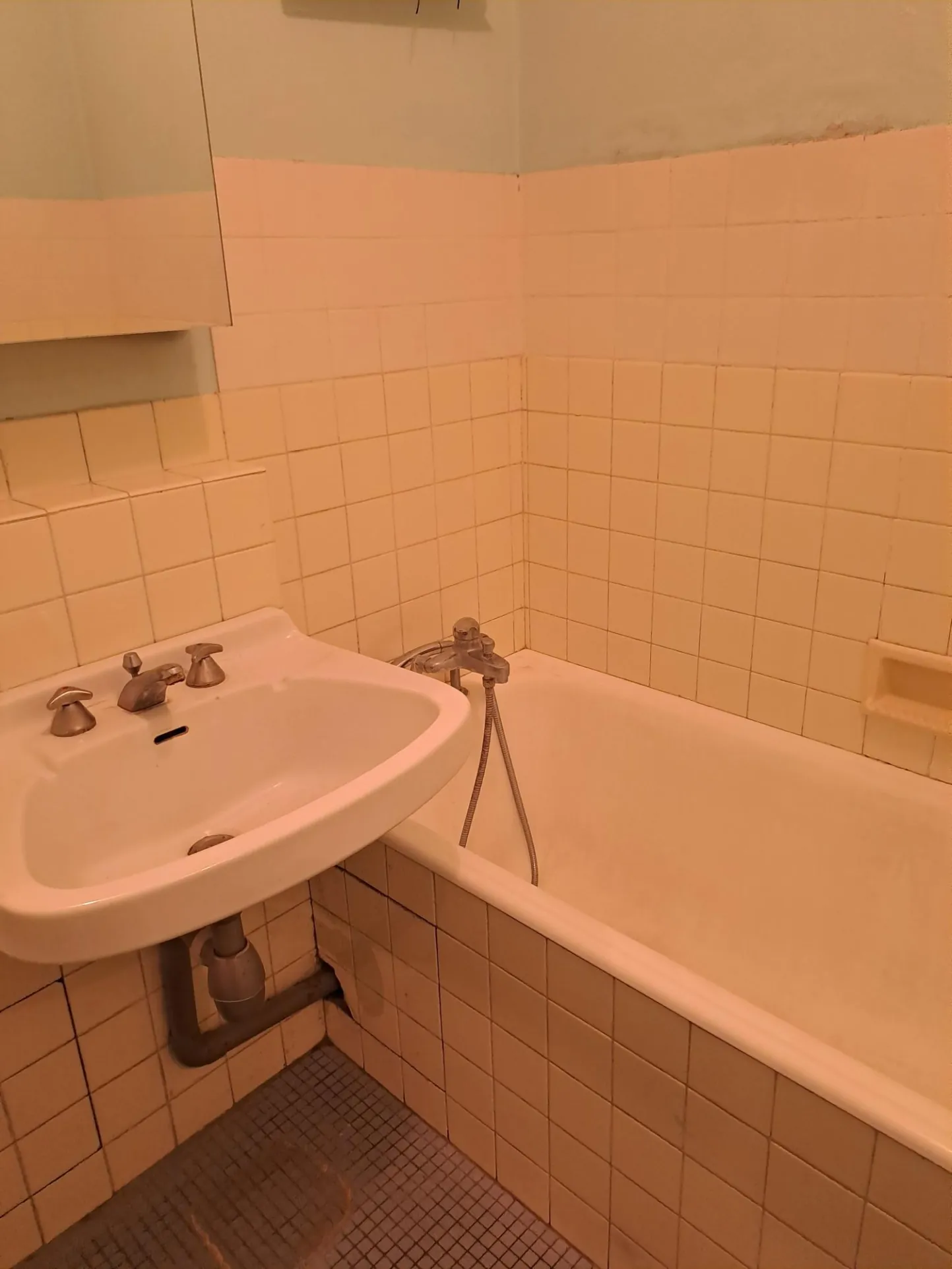 Studio à vendre de 25 m² à Paris 15 secteur Convention avec balcon 