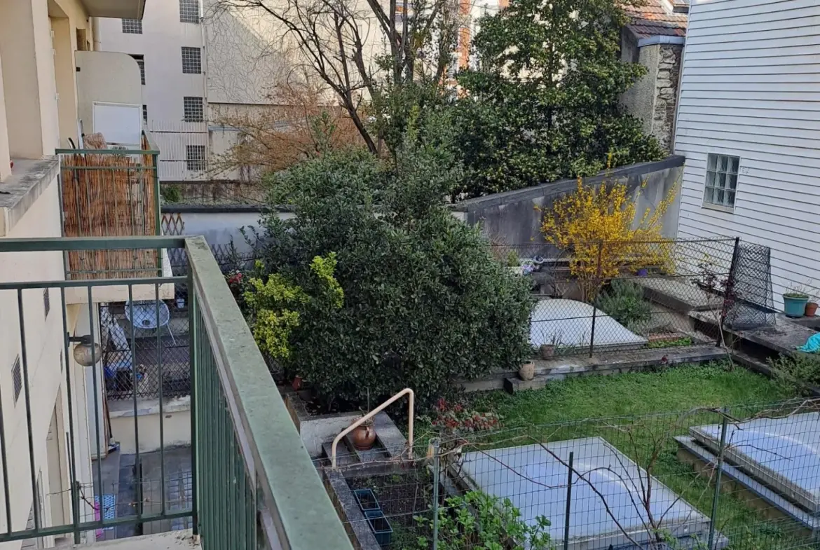 Studio à vendre de 25 m² à Paris 15 secteur Convention avec balcon 