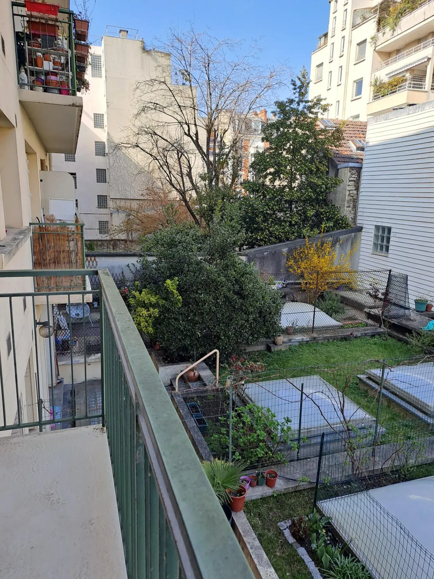 Studio à vendre de 25 m² à Paris 15 secteur Convention avec balcon 