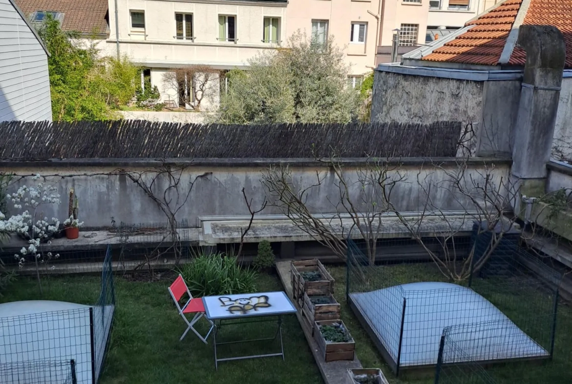 Studio à vendre de 25 m² à Paris 15 secteur Convention avec balcon 