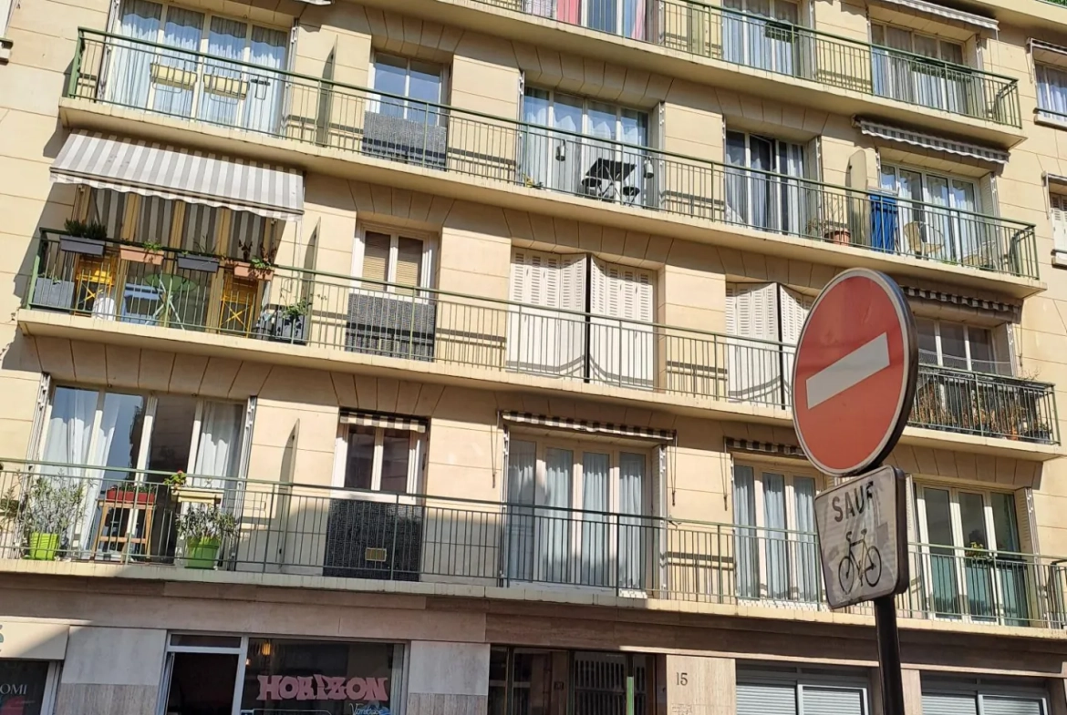 Studio à vendre de 25 m² à Paris 15 secteur Convention avec balcon 