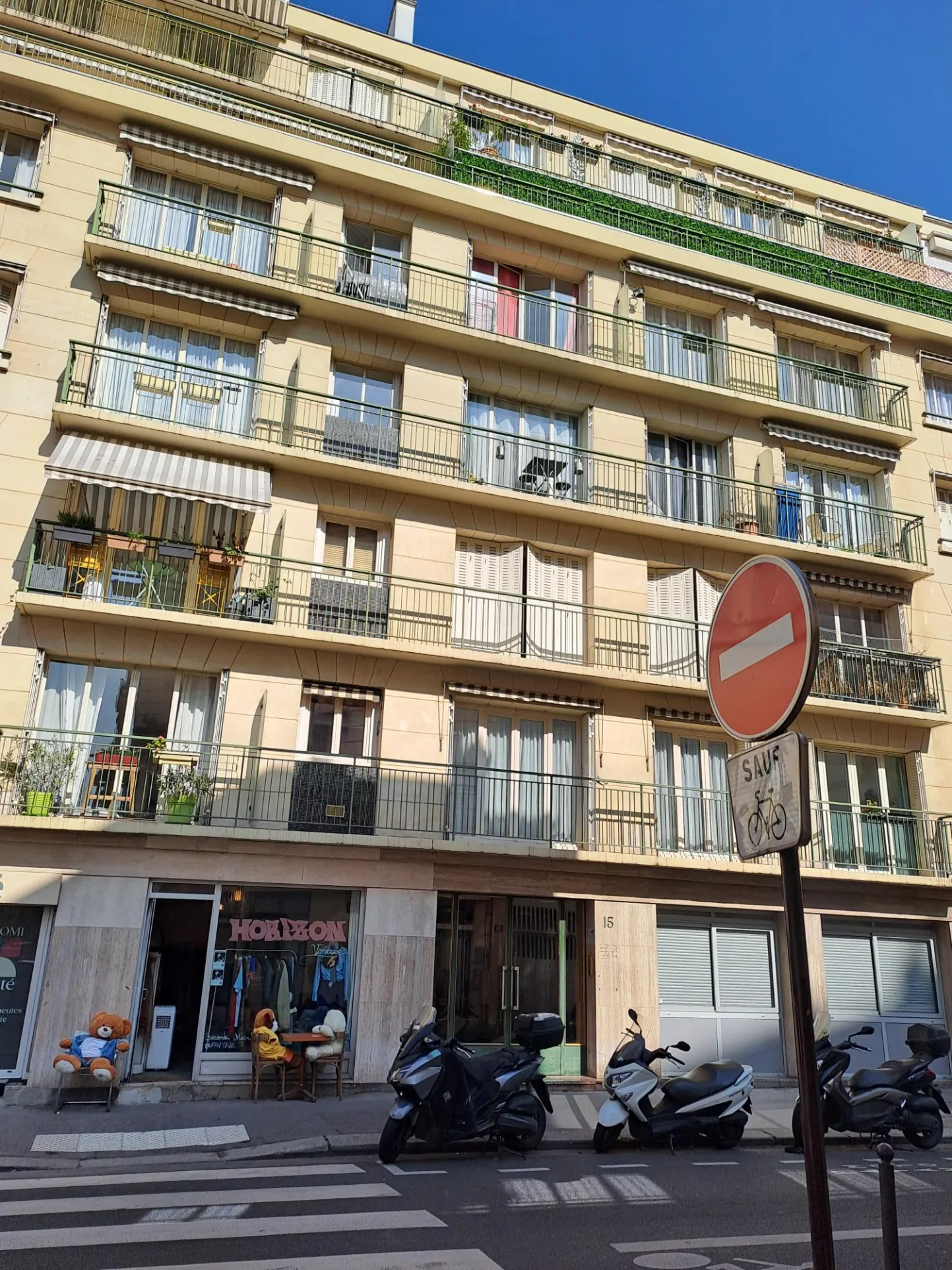 Studio à vendre de 25 m² à Paris 15 secteur Convention avec balcon 