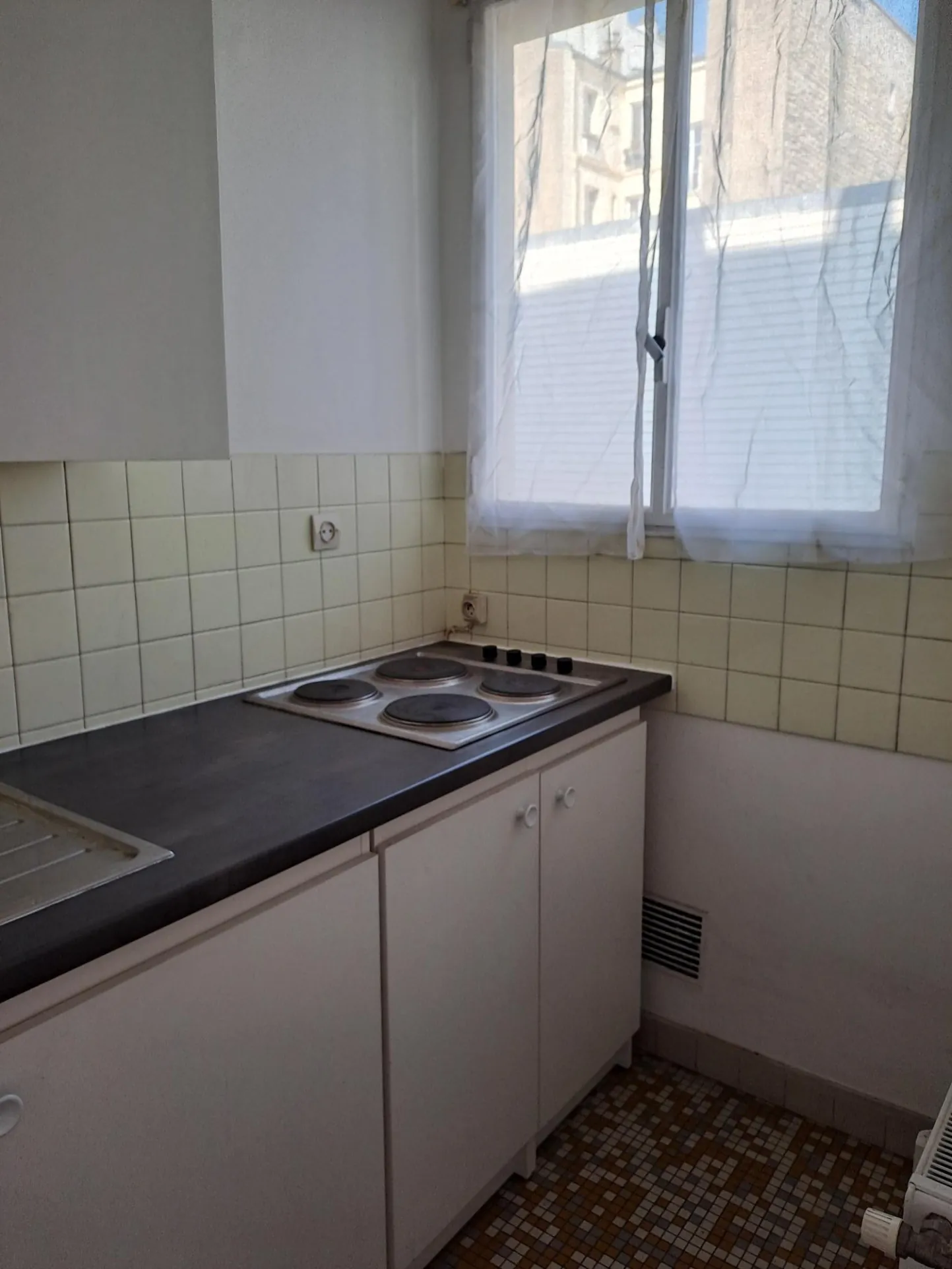 Studio à vendre de 25 m² à Paris 15 secteur Convention avec balcon 