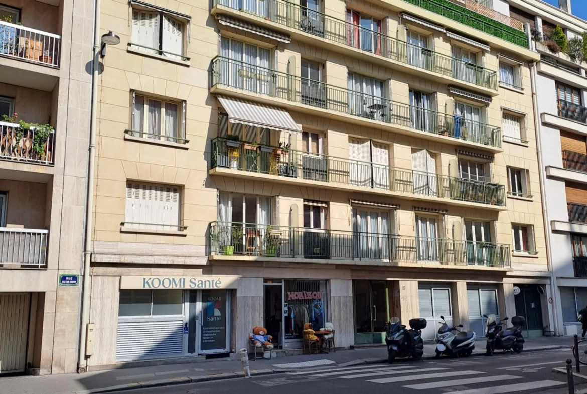 Studio à vendre de 25 m² à Paris 15 secteur Convention avec balcon 