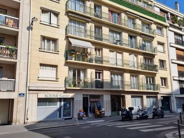 Studio à vendre de 25 m² à Paris 15 secteur Convention avec balcon