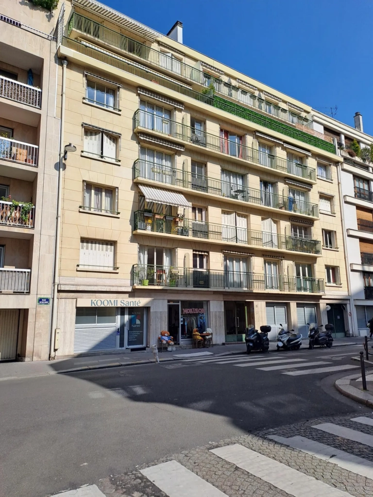 Studio à vendre de 25 m² à Paris 15 secteur Convention avec balcon