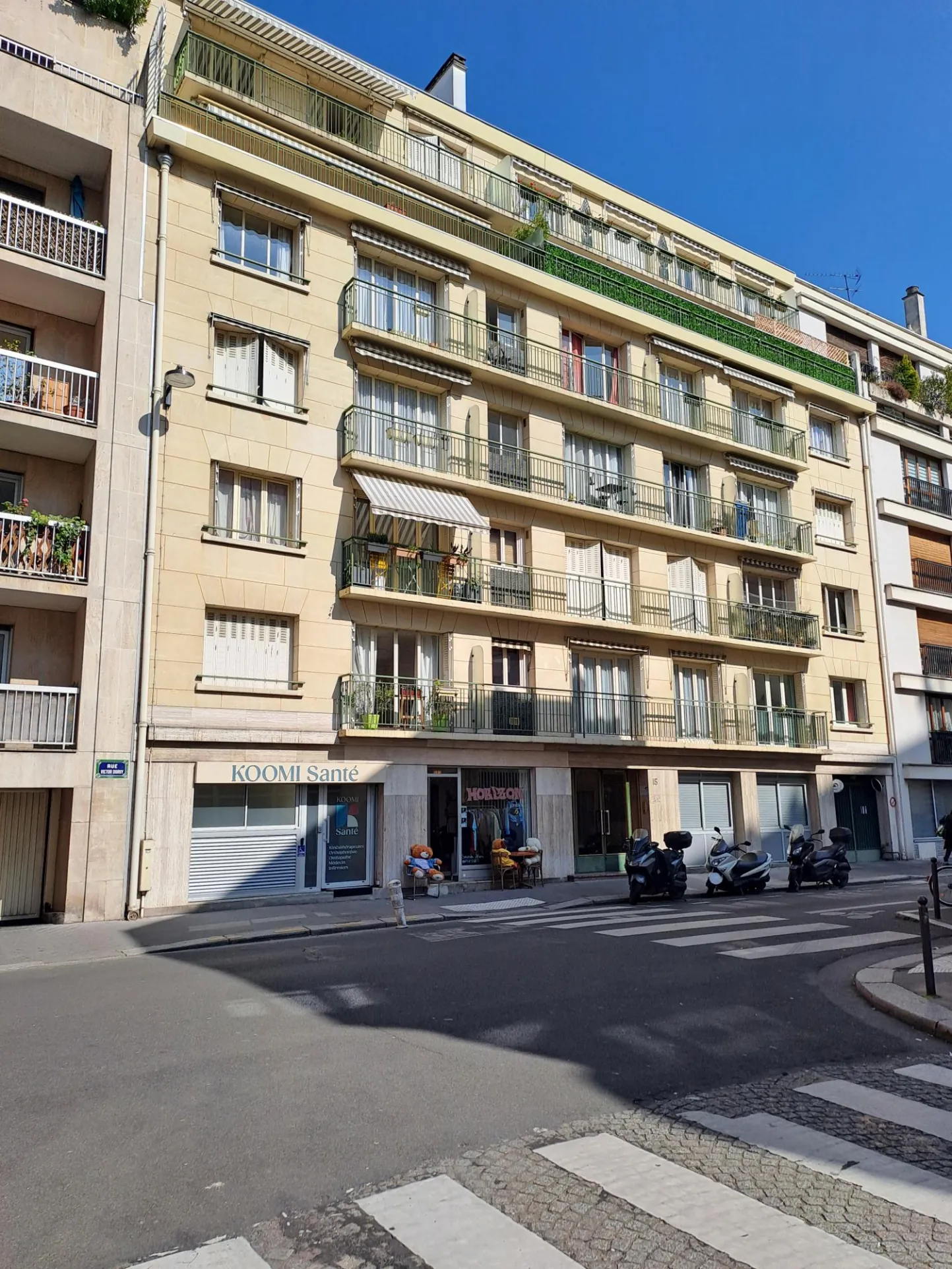 Studio à vendre de 25 m² à Paris 15 secteur Convention avec balcon 