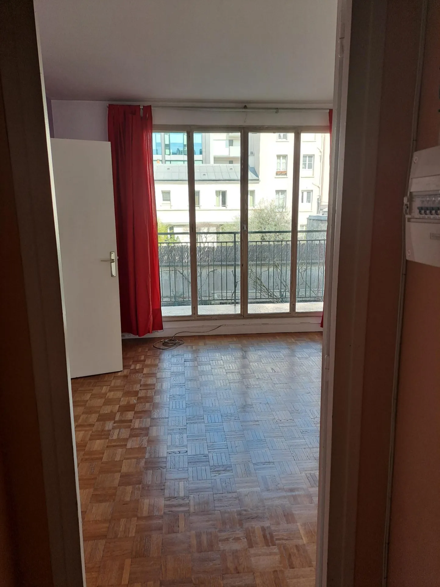 Studio à vendre de 25 m² à Paris 15 secteur Convention avec balcon 