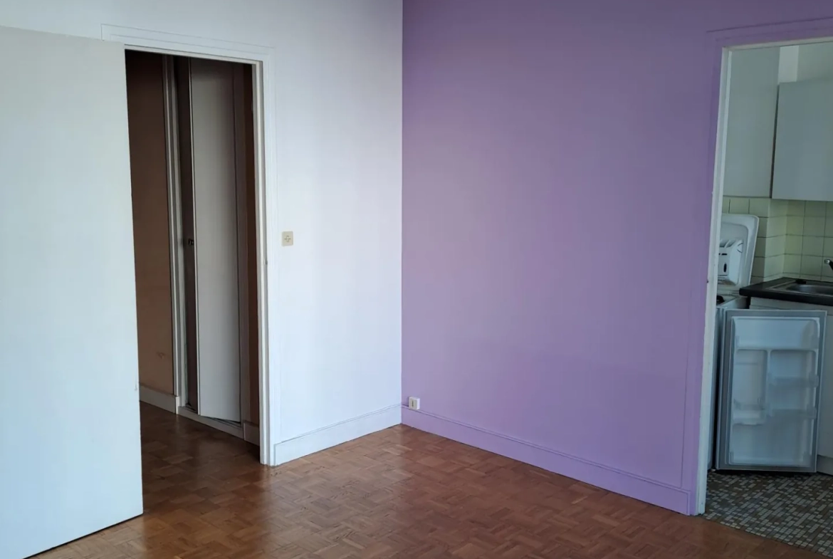 Studio à vendre de 25 m² à Paris 15 secteur Convention avec balcon 