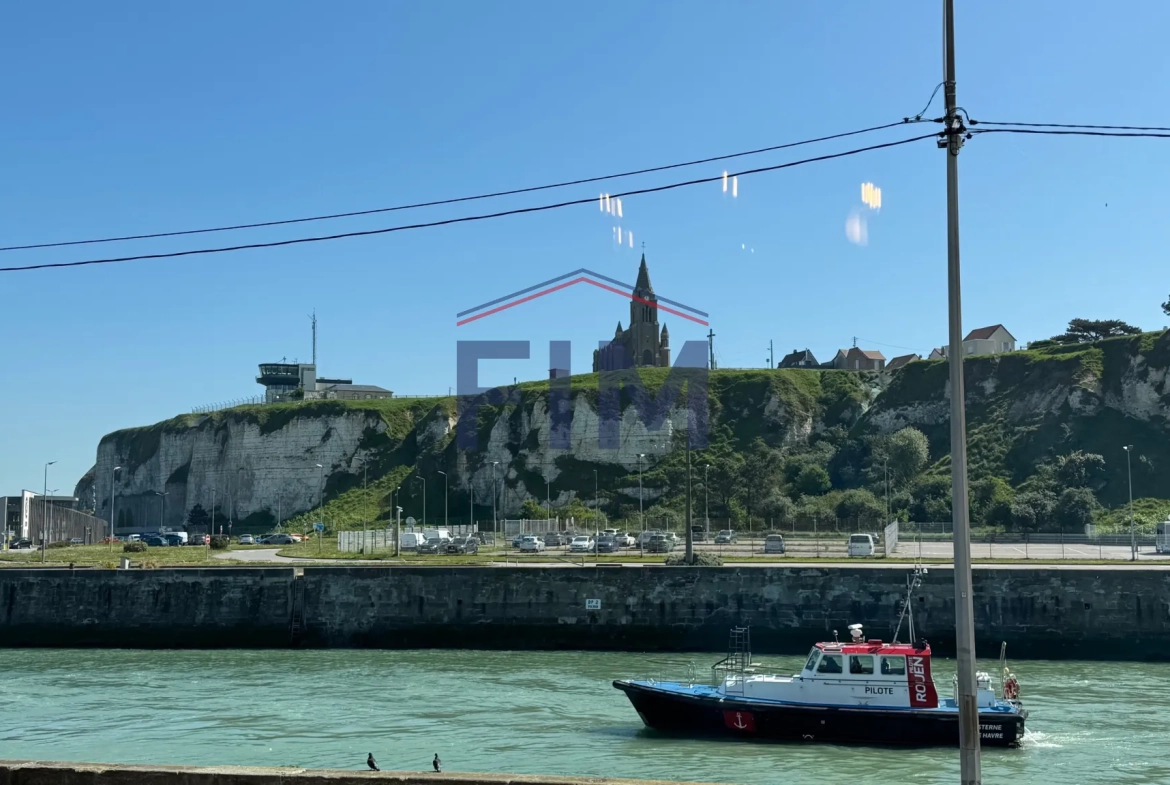 Appartement F2 avec vue imprenable sur le canal de Dieppe à vendre 