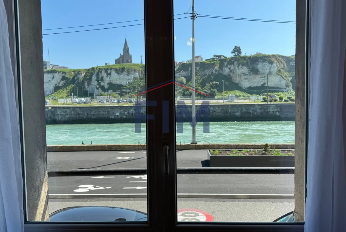 Appartement F2 avec vue imprenable sur le canal de Dieppe à vendre 