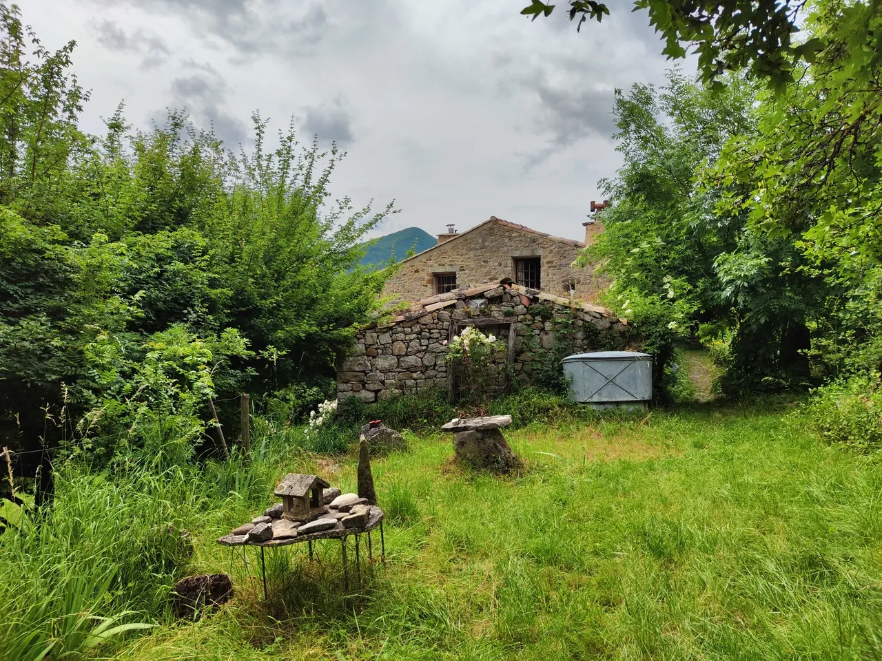 Maison ancienne en pierre avec jardin à Vesc, idéal pour amoureux d’authenticité 