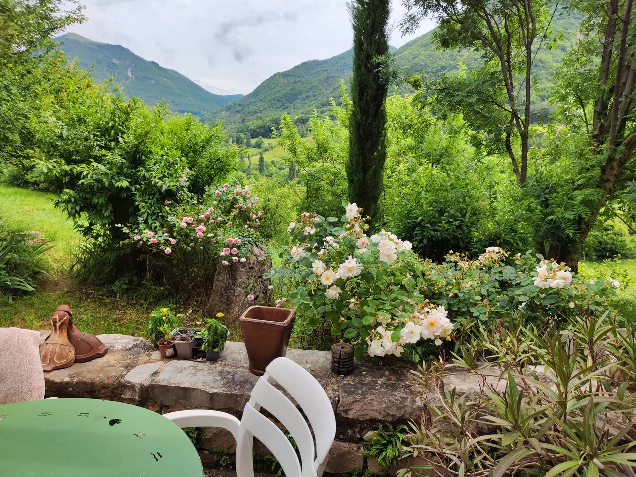 Maison ancienne en pierre avec jardin à Vesc, idéal pour amoureux d’authenticité 