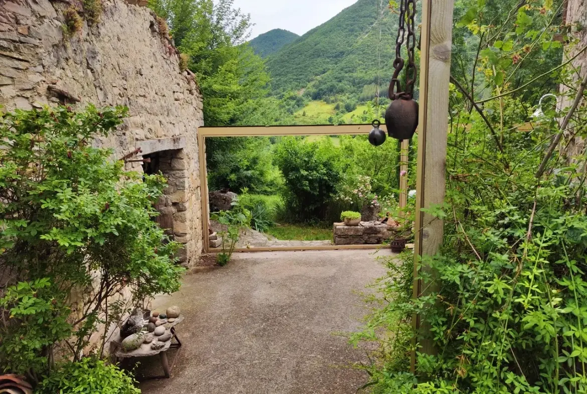 Maison ancienne en pierre avec jardin à Vesc, idéal pour amoureux d’authenticité 