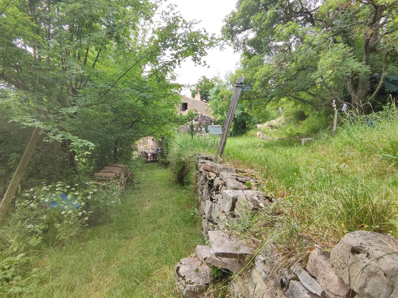Maison ancienne en pierre avec jardin à Vesc, idéal pour amoureux d’authenticité 