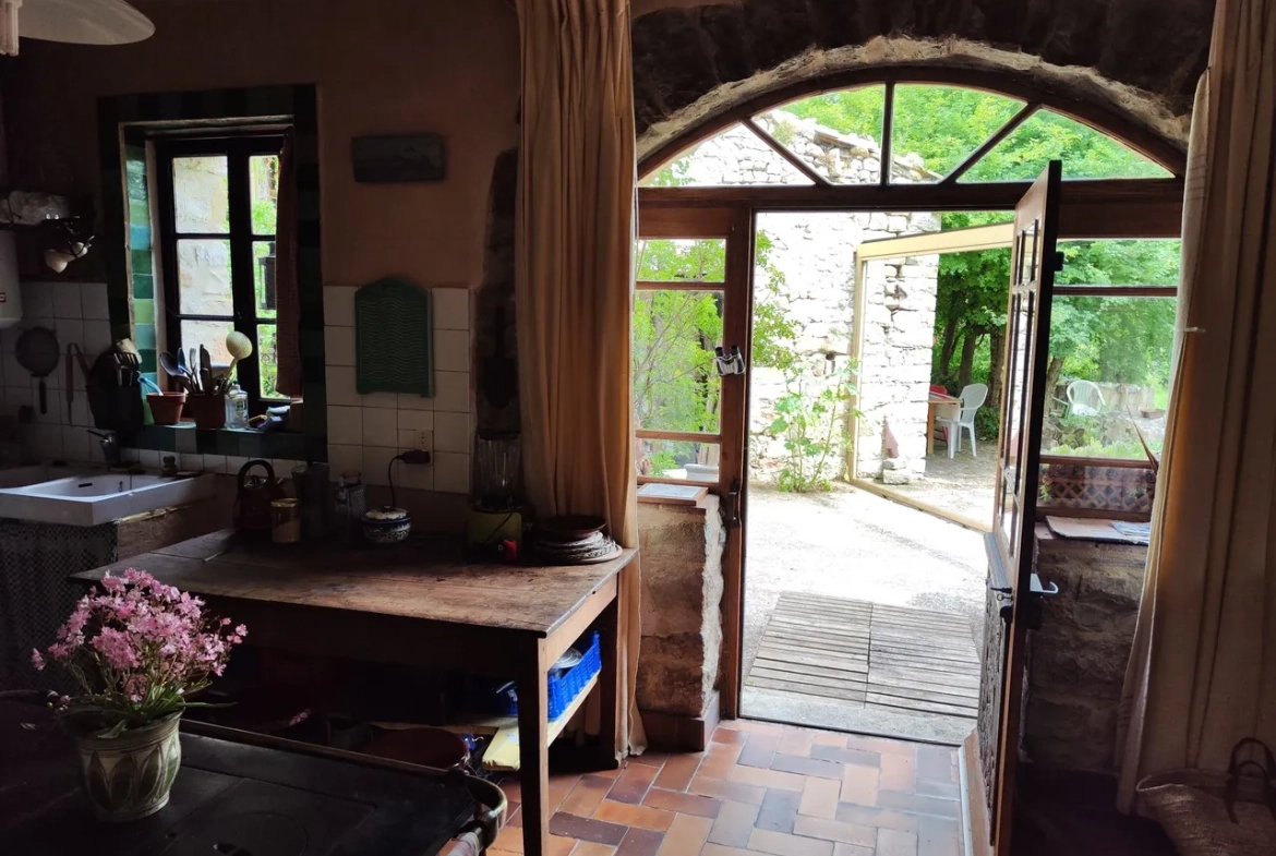 Maison ancienne en pierre avec jardin à Vesc, idéal pour amoureux d’authenticité 