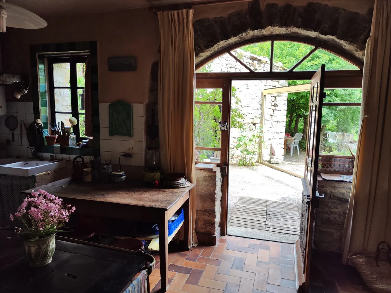 Maison ancienne en pierre avec jardin à Vesc, idéal pour amoureux d’authenticité 