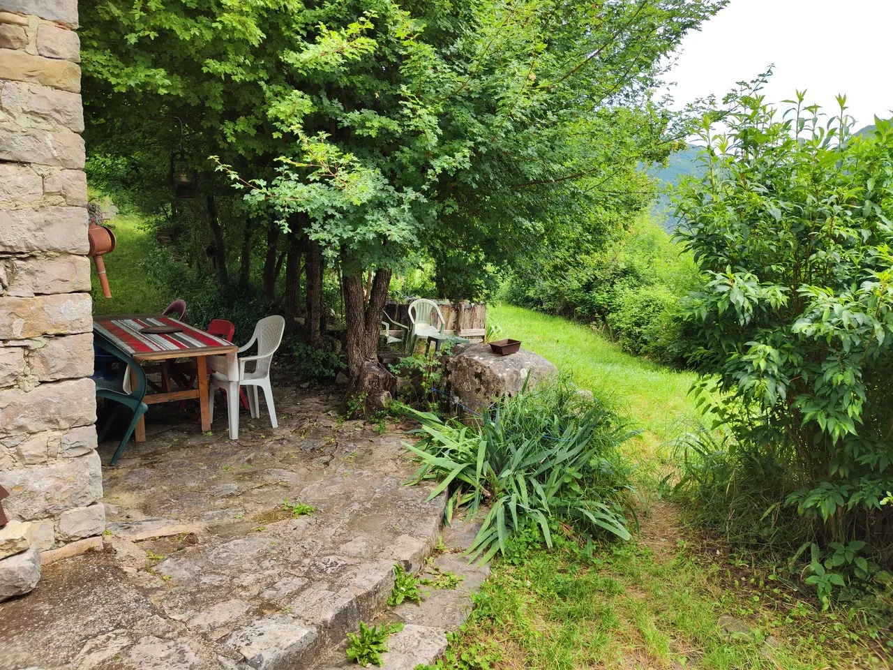 Maison ancienne en pierre avec jardin à Vesc, idéal pour amoureux d’authenticité 