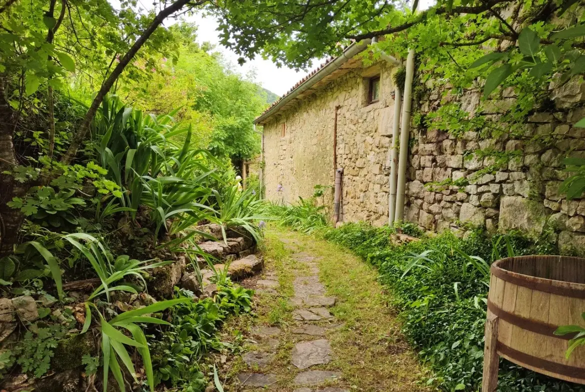 Maison ancienne en pierre avec jardin à Vesc, idéal pour amoureux d’authenticité 