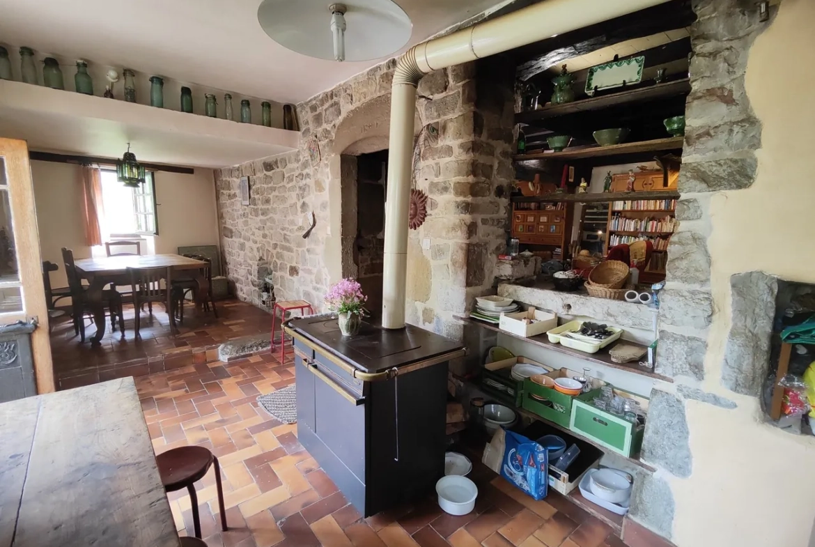 Maison ancienne en pierre avec jardin à Vesc, idéal pour amoureux d’authenticité 