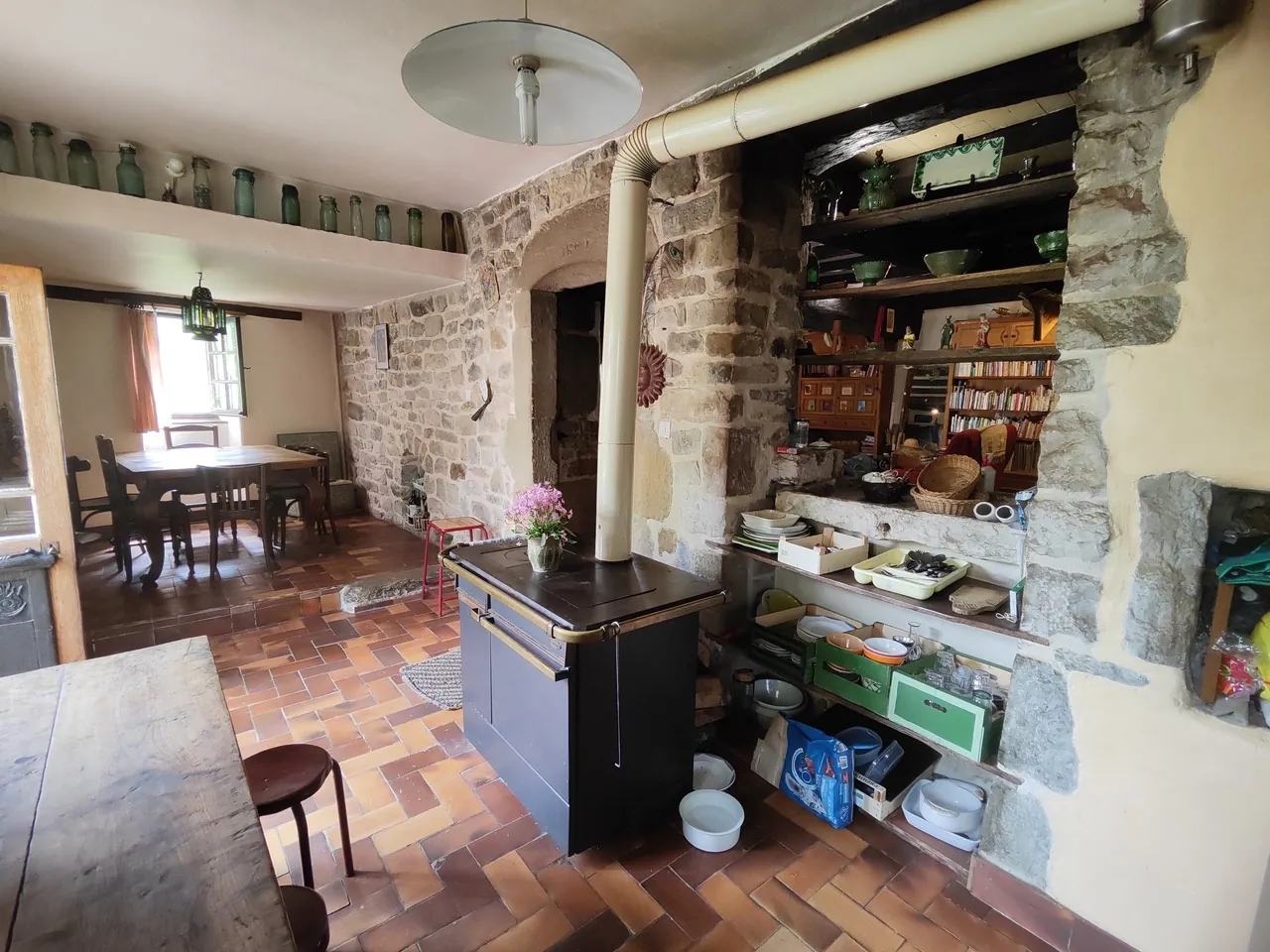 Maison ancienne en pierre avec jardin à Vesc, idéal pour amoureux d’authenticité 