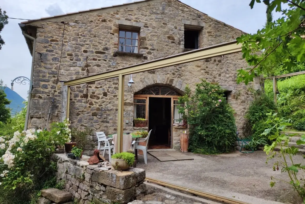 Maison ancienne en pierre avec jardin à Vesc, idéal pour amoureux d’authenticité 