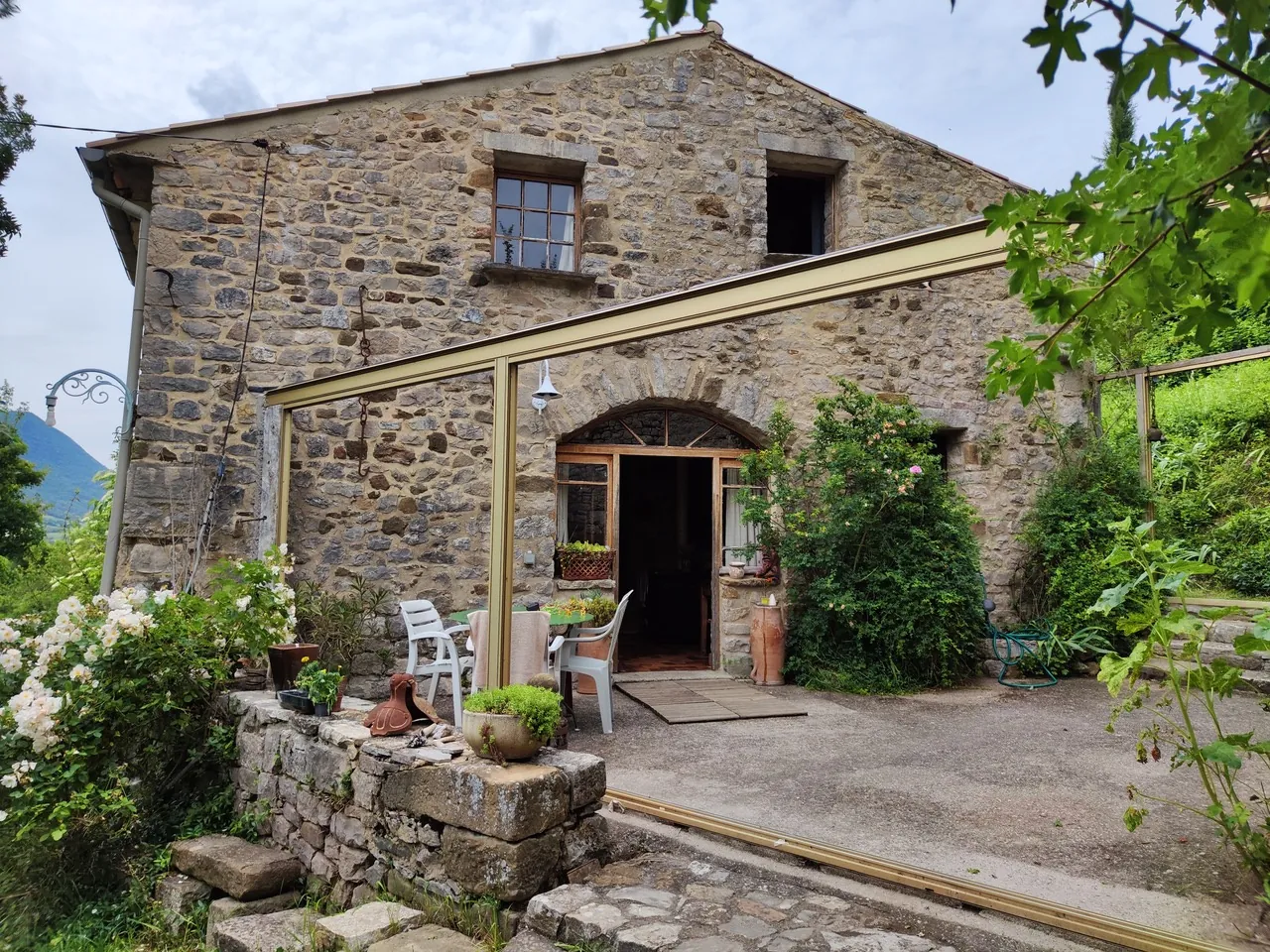 Maison ancienne en pierre avec jardin à Vesc, idéal pour amoureux d’authenticité 