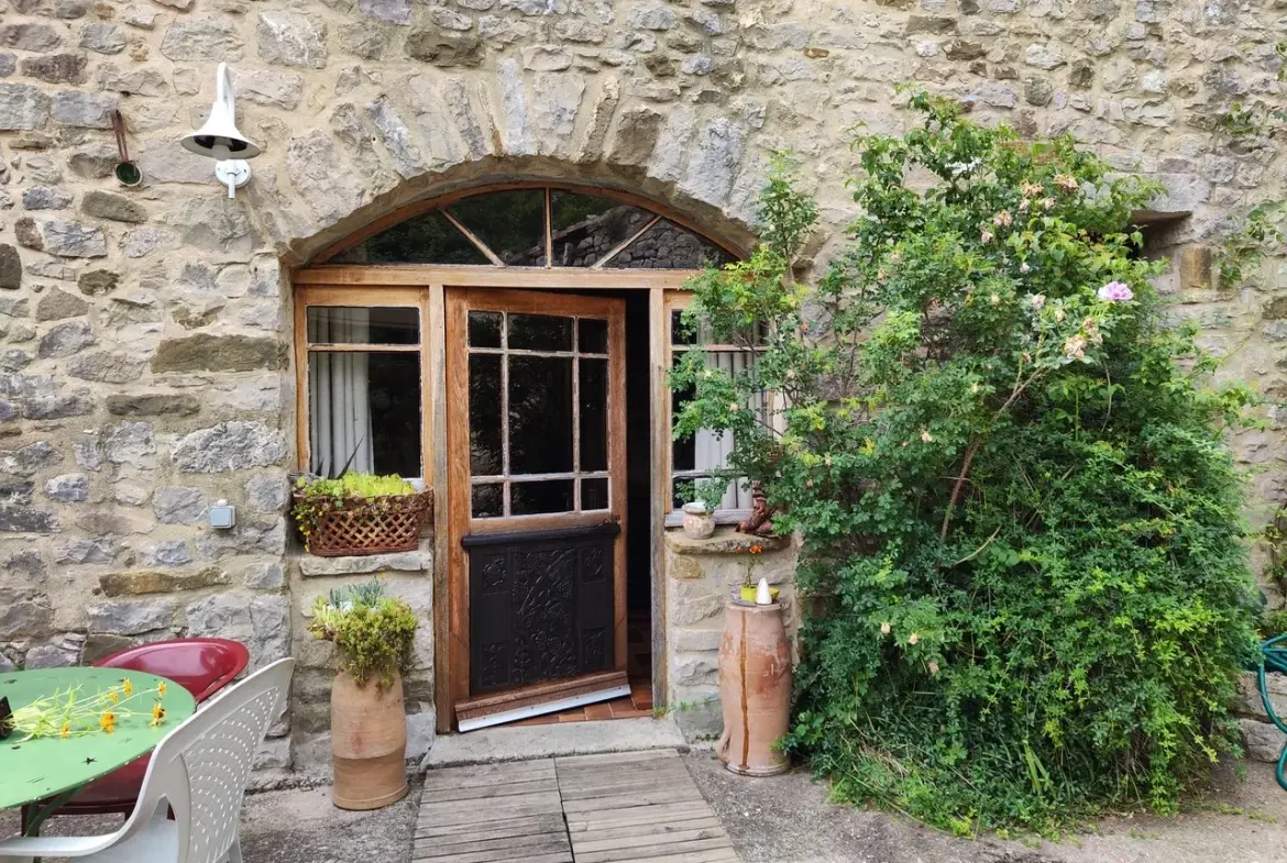 Maison ancienne en pierre avec jardin à Vesc, idéal pour amoureux d’authenticité 
