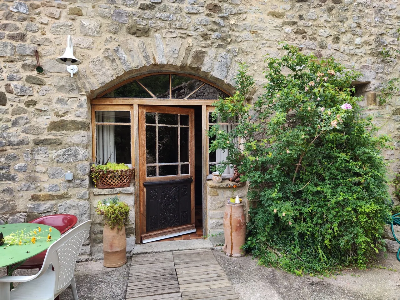Maison ancienne en pierre avec jardin à Vesc, idéal pour amoureux d’authenticité 