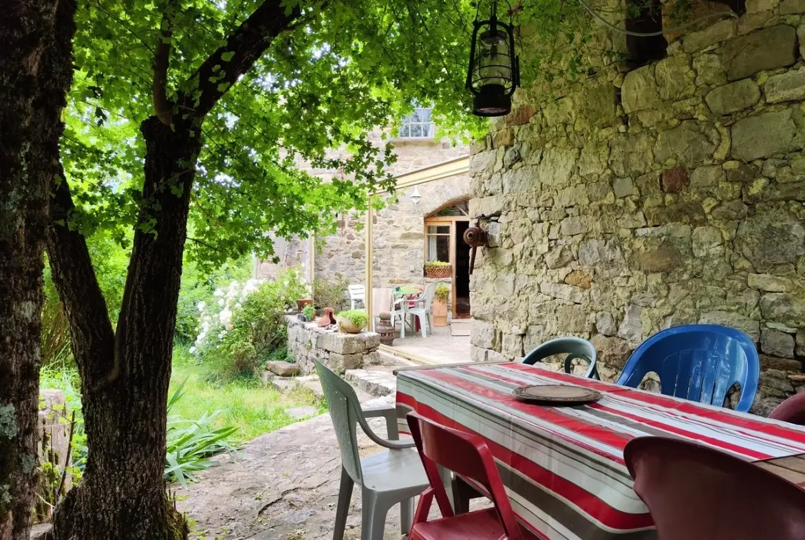 Maison ancienne en pierre avec jardin à Vesc, idéal pour amoureux d’authenticité 