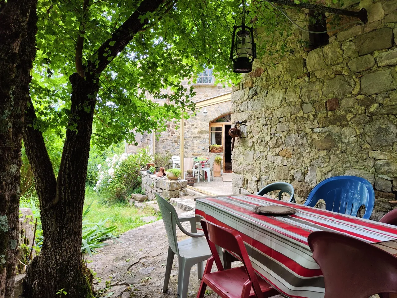 Maison ancienne en pierre avec jardin à Vesc, idéal pour amoureux d’authenticité 