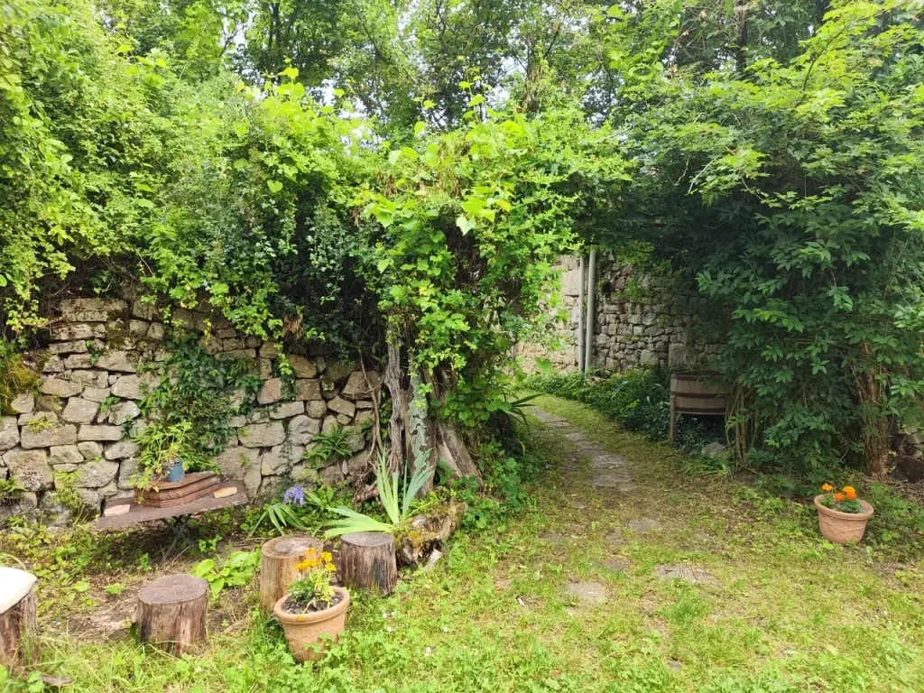 Maison ancienne en pierre avec jardin à Vesc, idéal pour amoureux d’authenticité