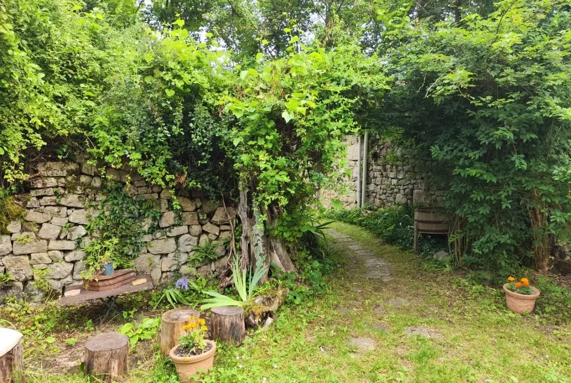 Maison ancienne en pierre avec jardin à Vesc, idéal pour amoureux d’authenticité 