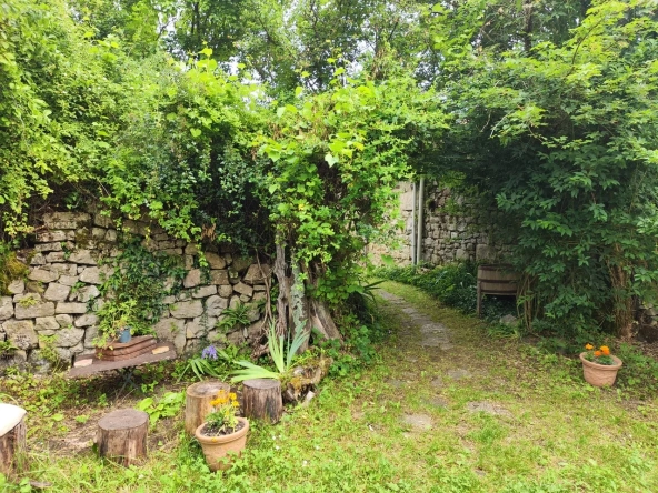Maison ancienne en pierre avec jardin à Vesc, idéal pour amoureux d’authenticité