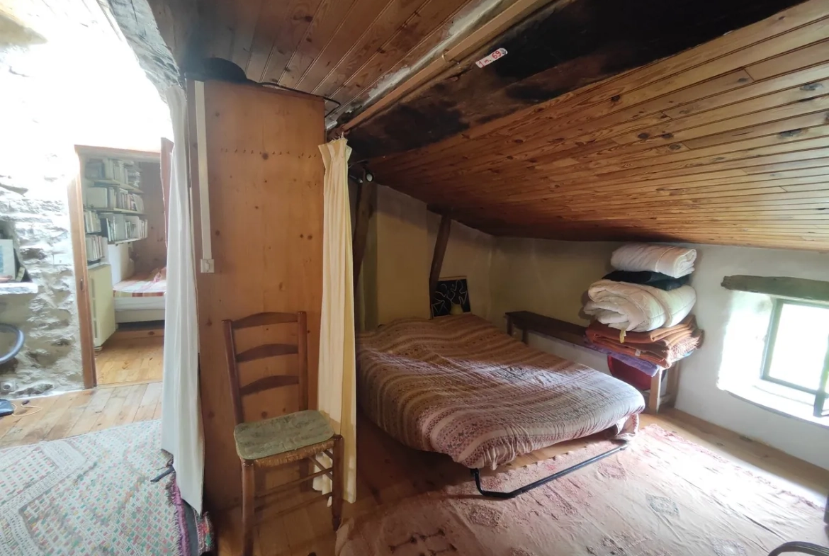 Maison ancienne en pierre avec jardin à Vesc, idéal pour amoureux d’authenticité 