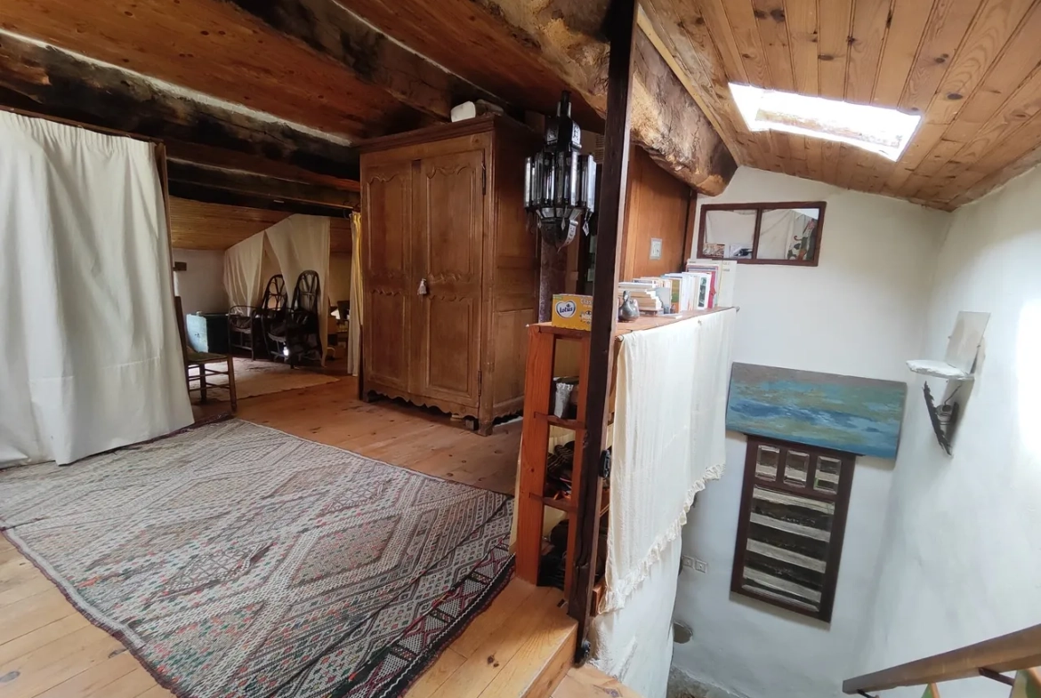 Maison ancienne en pierre avec jardin à Vesc, idéal pour amoureux d’authenticité 