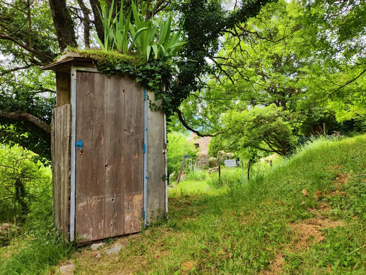 Maison ancienne en pierre avec jardin à Vesc, idéal pour amoureux d’authenticité 
