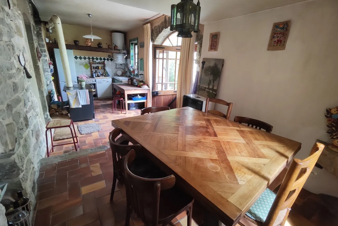 Maison ancienne en pierre avec jardin à Vesc, idéal pour amoureux d’authenticité 