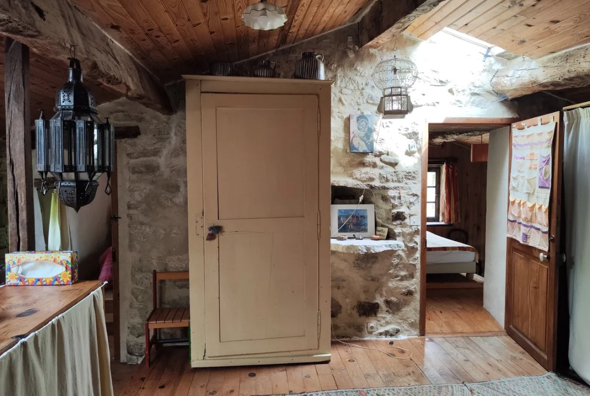 Maison ancienne en pierre avec jardin à Vesc, idéal pour amoureux d’authenticité 