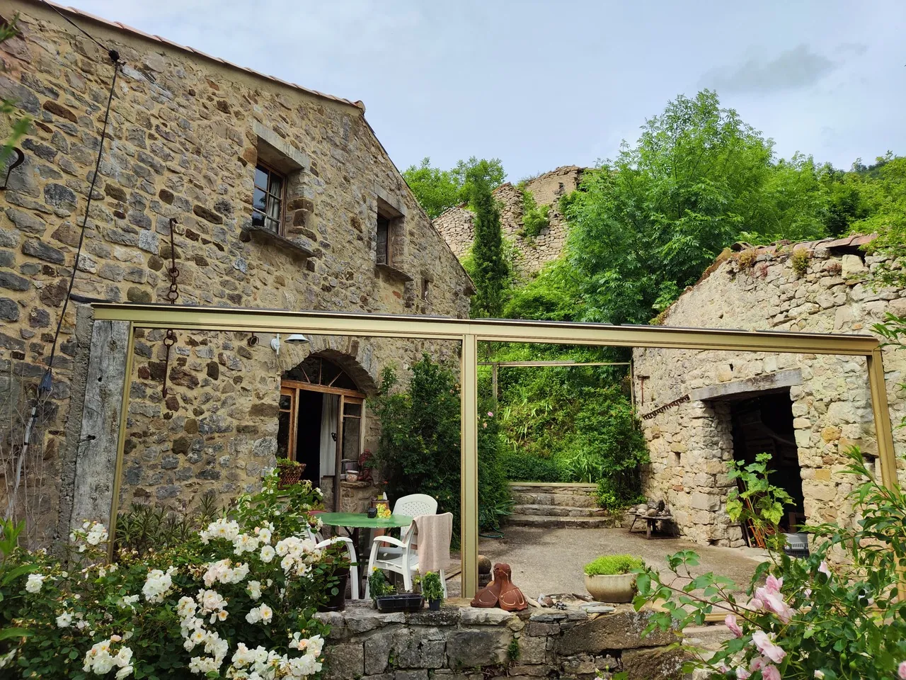 Maison ancienne en pierre avec jardin à Vesc, idéal pour amoureux d’authenticité 