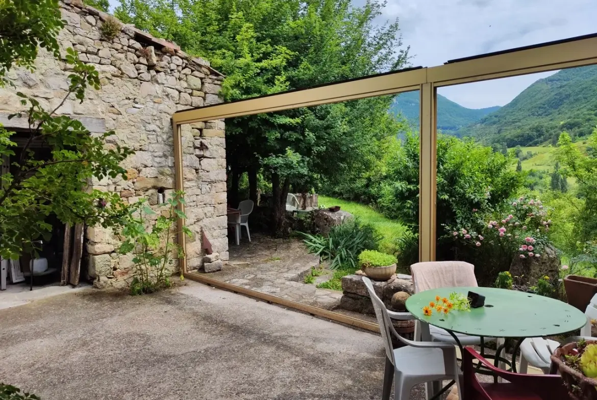 Maison ancienne en pierre avec jardin à Vesc, idéal pour amoureux d’authenticité 