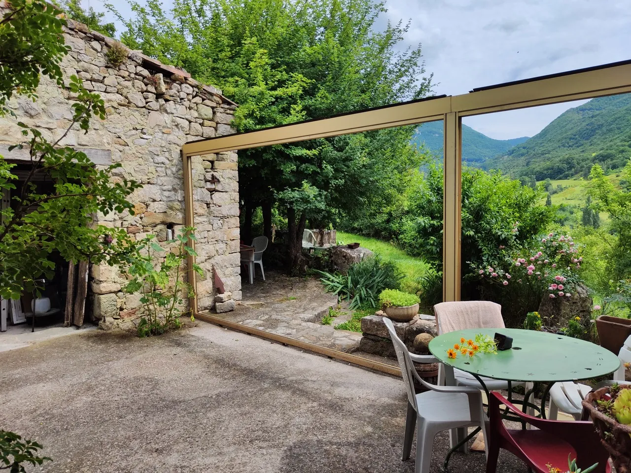 Maison ancienne en pierre avec jardin à Vesc, idéal pour amoureux d’authenticité 